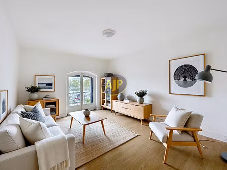 t2 sur les quais avec vue sur la garonne