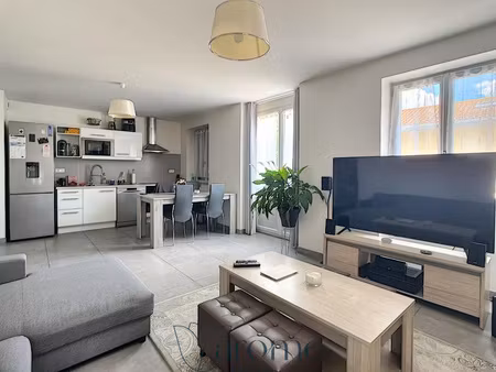 communay en plein centre du village  à proximité ...