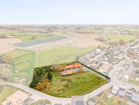 ferme et terrain de projet avec une vue magnifique sur la c