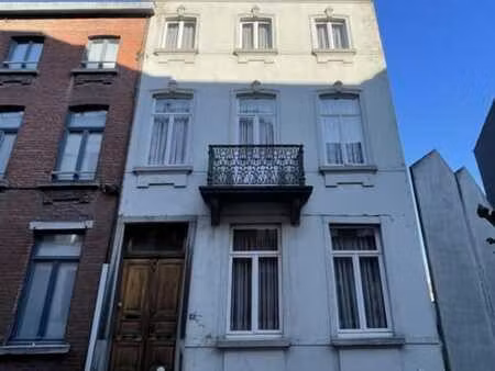 belle maison de maître 3 façades avec cour