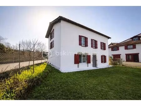 nouveauté – maison rénovée avec jardin au cœur d’un village classé du pays basque