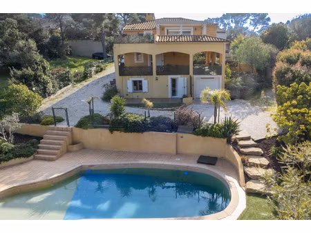 proche brusc - villa en position dominante avec aperçu mer 