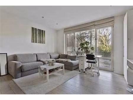 studio agréable avec grande terrasse et vue sur la verdure