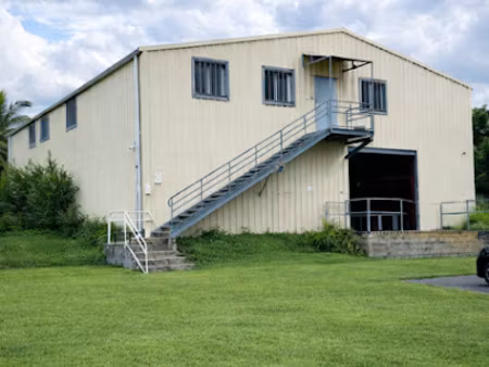 location locaux professionnels 600 m² à saint paul (97460)  9 200 €