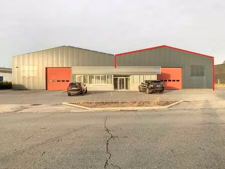 bâtiment industriel de 2 100 m² dans la zone industrielle de