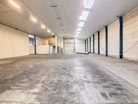 bâtiment industriel de 2 100 m² dans la zone industrielle de