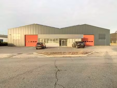 bâtiment industriel de 2 100 m² dans la zone industrielle de