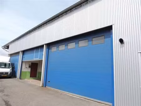 a louer : entrepôts situés le long de la n4