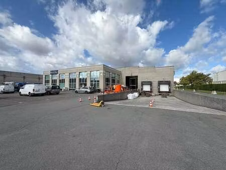 uitstekend bereikbaar bedrijfsgebouw van 2.700 m² te gent...