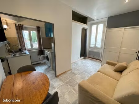 studio meublé lumineux au centre du village