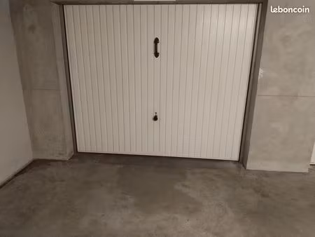 location garage 17 m2 fermé/ sécurisé à nantes