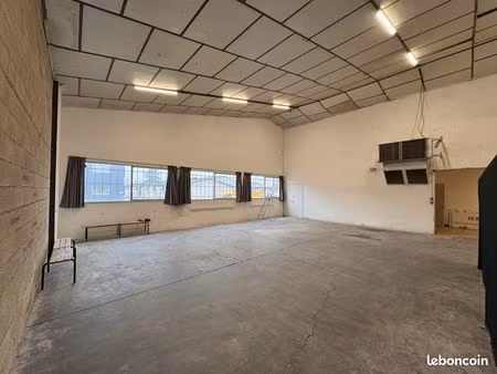 local professionnel avec bureaux + parking