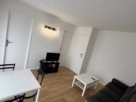 2 pièces aux essarts-le-roi (grand balcon + parking et caves)