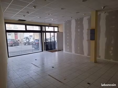 local commercial de 125m2 + réserve de 70m2 idéalement situé. nombreuses possibilités