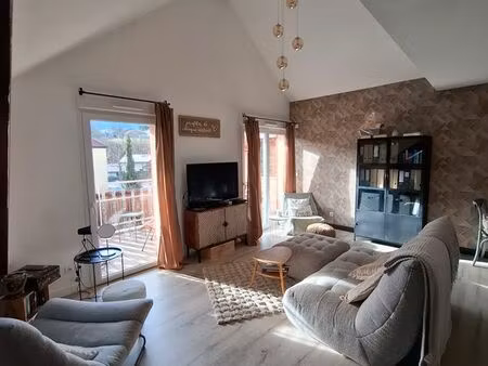 appartement au dernier étage/ 70 m2 (env 60 loi carrez)