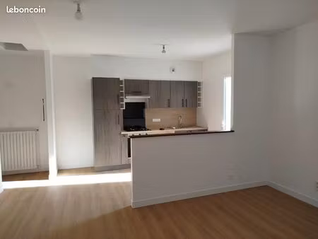 a louer - t3 rénové 60m2 avec terrasse et jardin