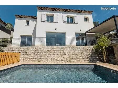 villa récente 130 m2 avec vue panoramique et piscine