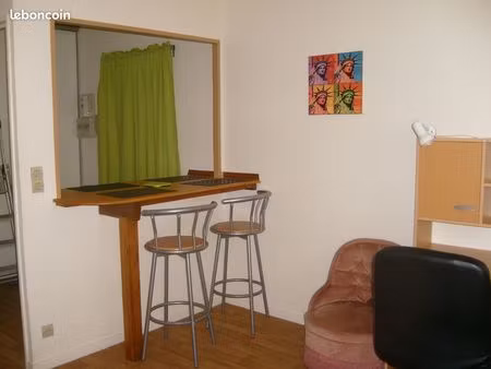 22m²- proche commerces  métro st sever  bus