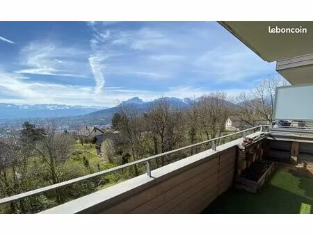 t2 lumineux avec vue panoramique sur les montagnes alentours