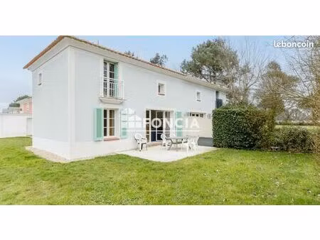 résidence avec piscine et tennis