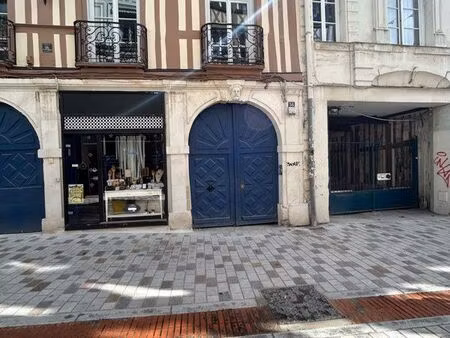 locale commercial sur cours de 8m2 avec 81 m2 de cave voûtée