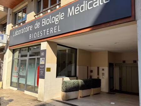 à louer – local commercial à fort potentiel – centre-ville de saint-laurent-du-var 104 m2