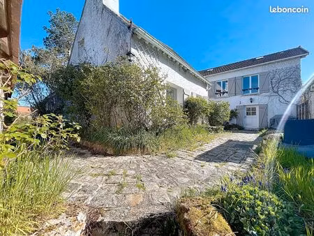 grande maison ancienne  charme  dépendance aménagée  coeur de village