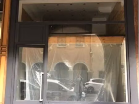 loue local bail précaire