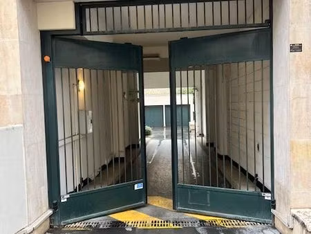 box - rdc accès direct rue - rue du commerce / rue du théâtre