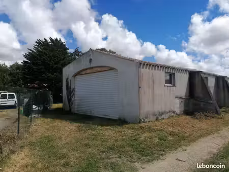 bâtiment pour stockage ou voiture en garage mort voir camping- car
