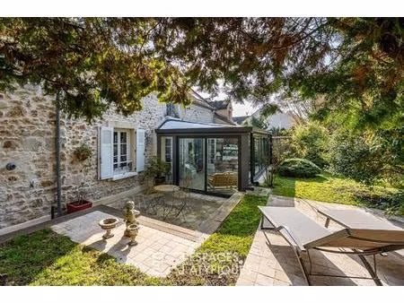 corps de ferme rénové au coeur du village et son jardin secret