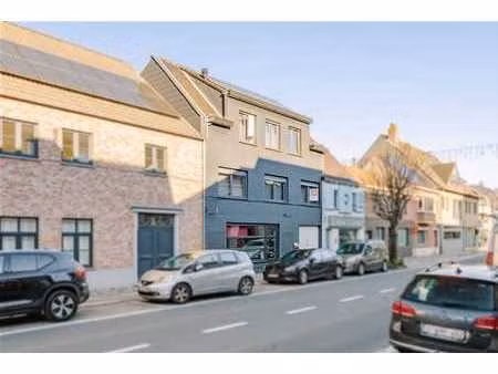 maison commerciale avec résidence dans le centre de destelbe
