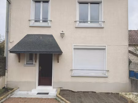 maison individuelle et en retrait de la rue