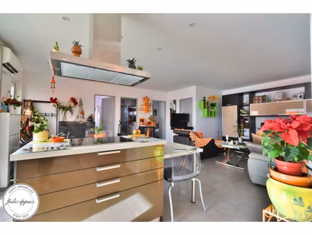 maison située dans domaine sécurisé avec un parc de loisirs résidentiel