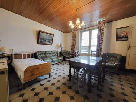 maison de ville de caractère au cœur des vans – fort potentiel après rénovation