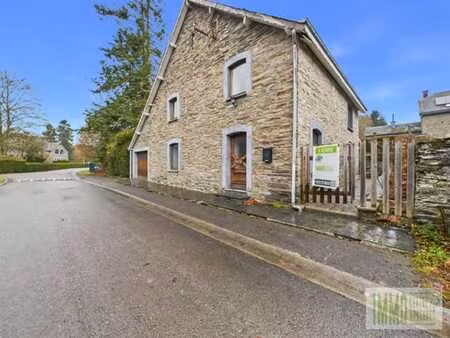 charmante maison en pierre du pays dans le village d'ortheuv