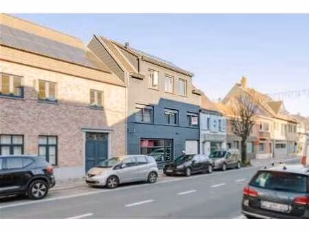 maison commerciale avec résidence dans le centre de destelbe