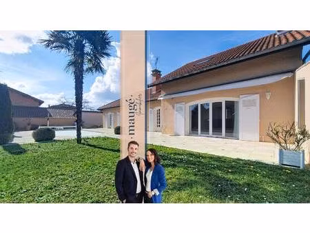 maison - 4 chambres - bureau - buanderie - cave à vins - garage - piscine - grande cour -