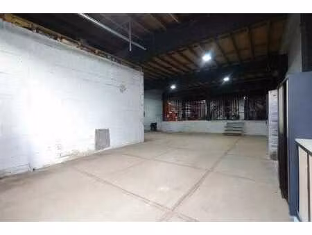 entrepôt pratique et accessible avec bureau et stockage – 51