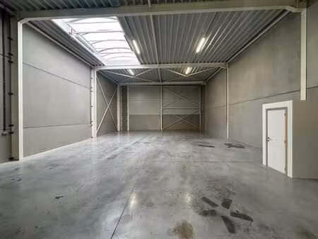 eur 1.375/mois: unité pme + 3 emplacements parking