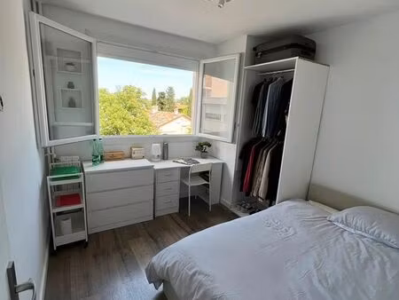 t2 rénover proche des commerces avec parking