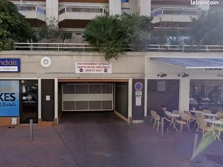 box fermé sécurisé – carré d’or (rue blacas)