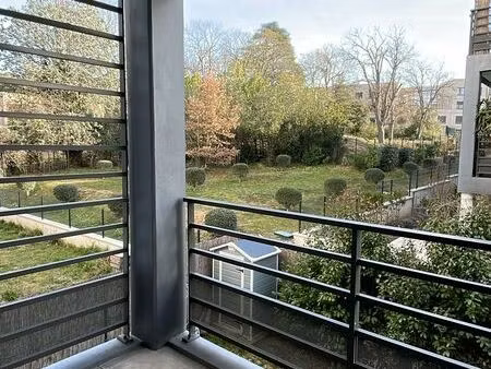 appartement t2 avec grand balcon et place de parking privé proche de l'écocampus pauliane