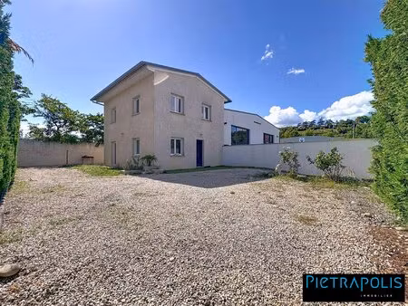 bâtiment professionnel rénové en 2020 avec 3 pièces et un so