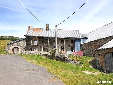 ancienne ferme avec vue sur le mont gerbier de jonc avec 23 hectares