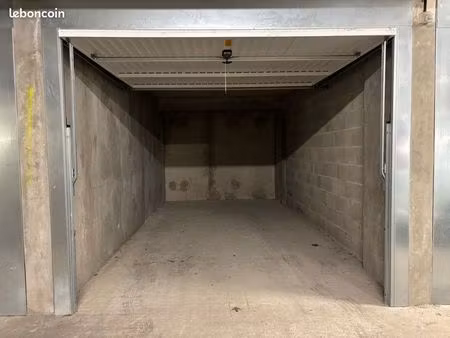 box de stationnement dans résidence sécurisée