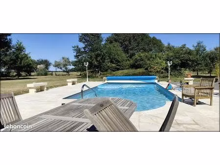 maison ancienne rénovée avec grand terrain clôturé bois et pâtures