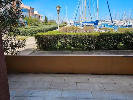 t2 rénové 24 m² + terrasse 15 m² vue marina + parking – port-leucate