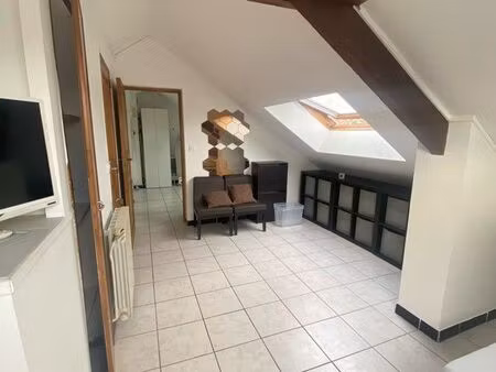 joli studio très ensoleillé sous les toits