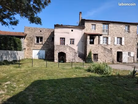 maison en pierre atypique